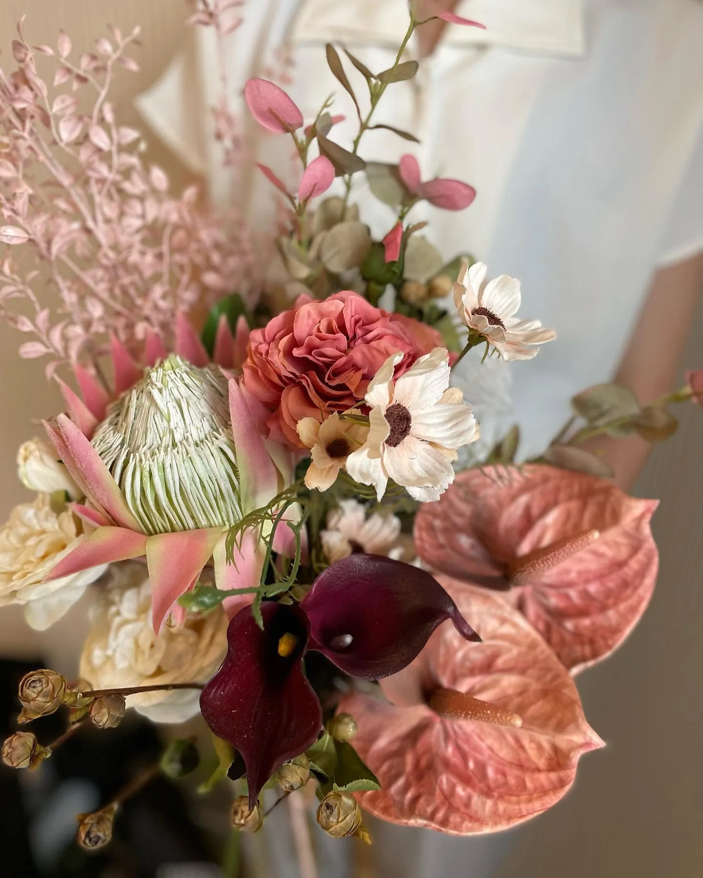 アンスリウム、プロテア、バラを束ねたオーダーメイドの花束