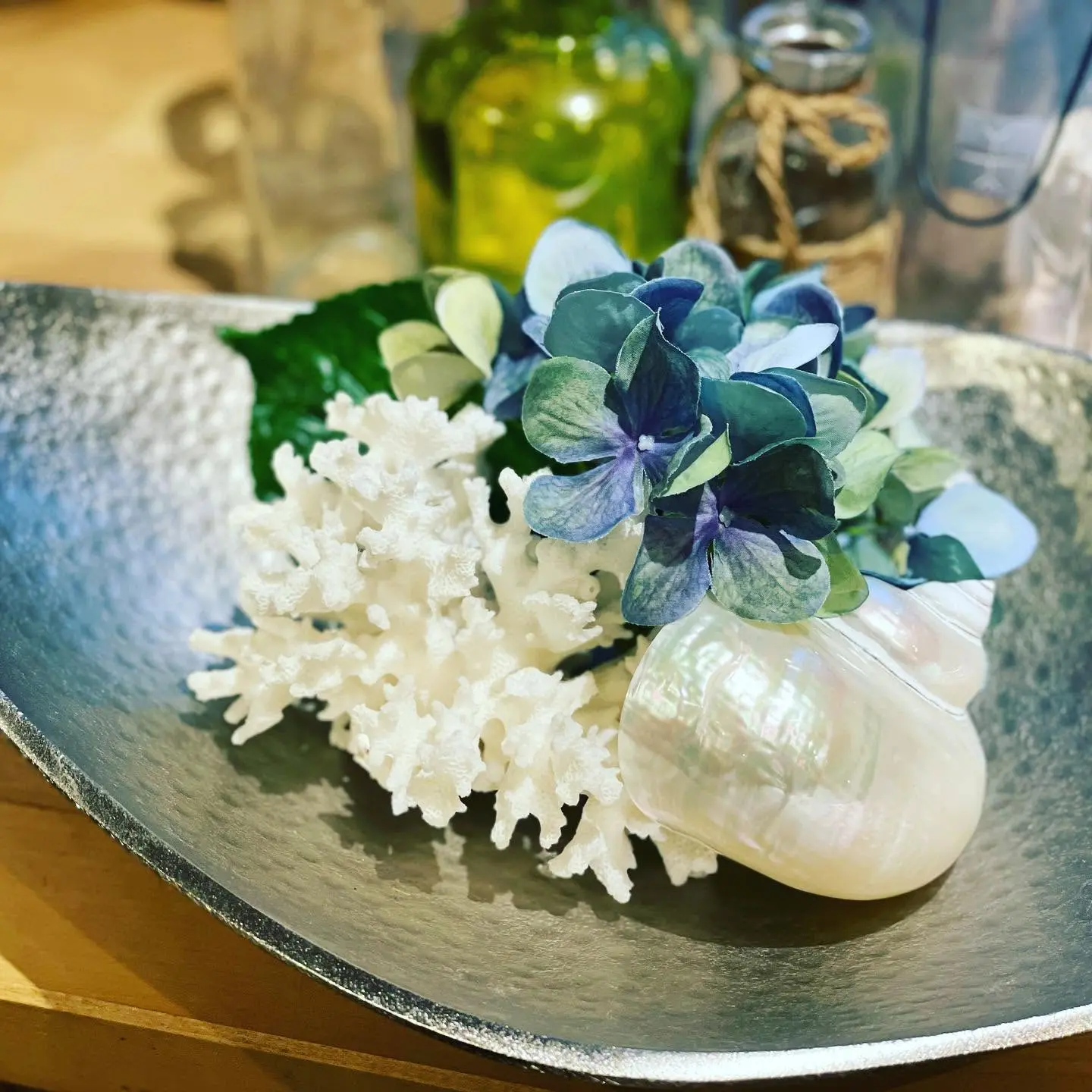 貝殻と白い珊瑚、青い紫陽花を器に寄せた湘南らしい静物
